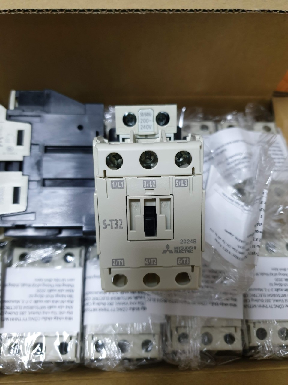 CONTACTOR S-T32 AC200V